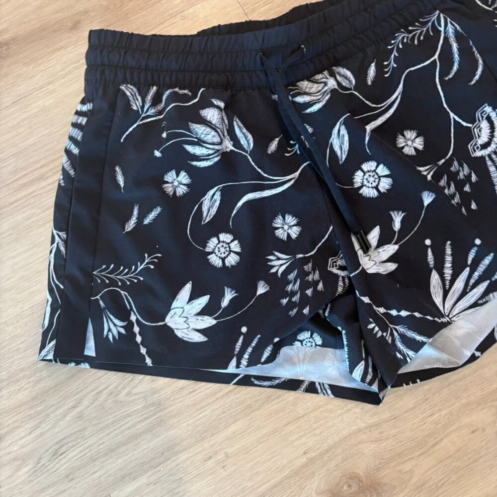 ** Athleta Floral Printed Baja Shorts Black Size 8 Featherweight Hiking - Picture 2 of 8